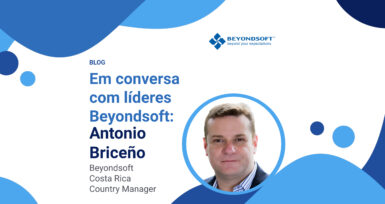 Antonio Brice?o, gerente da Beyondsoft Costa Rica, com o t��tulo do blog sobre lideran?a e elementos visuais azuis.